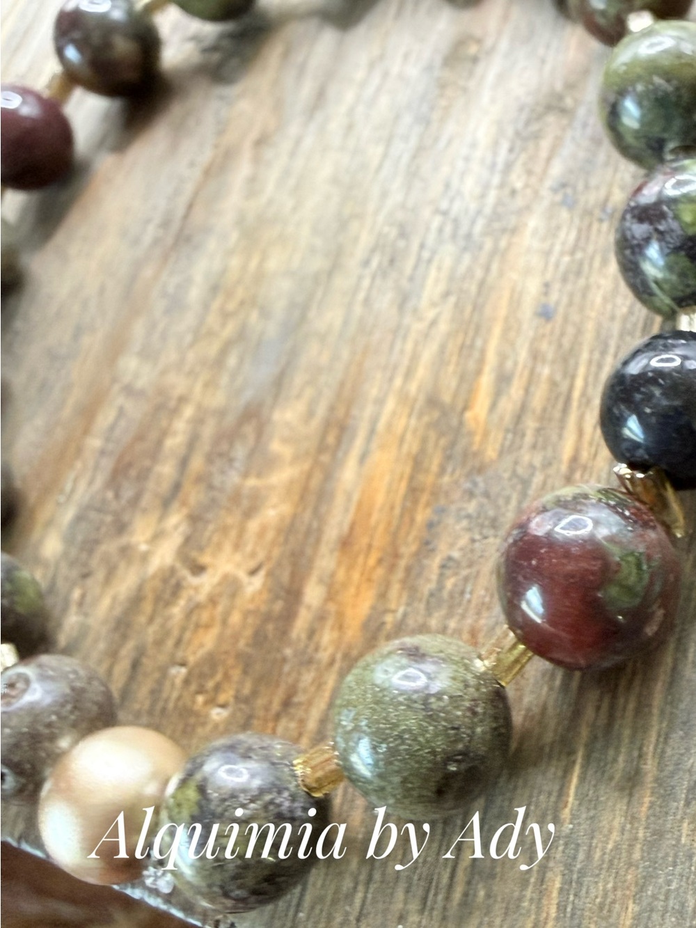 EUROPEAN VACATION Blood agate beaded bracelet with gold - Picture 2 of 3